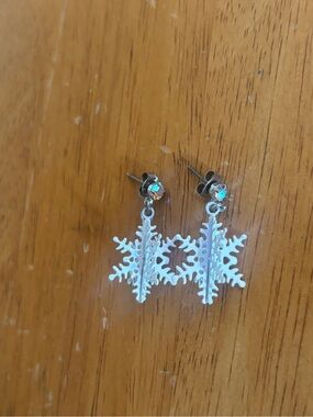 Vintage Avon White Snowflake Dangle Earrings with Rhinestones Preowned